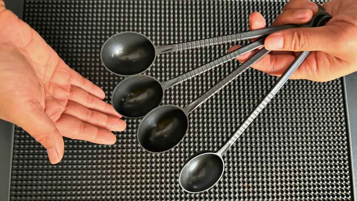 Thìa định lượng cà phê màu nâu sang trọng cho quầy bar.