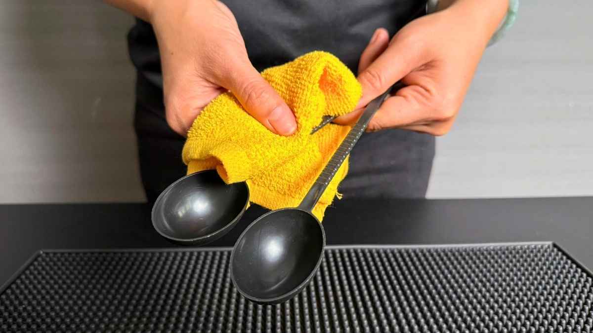 Rửa sạch muỗng đong cà phê sau mỗi lần sử dụng để giữ bền đẹp.