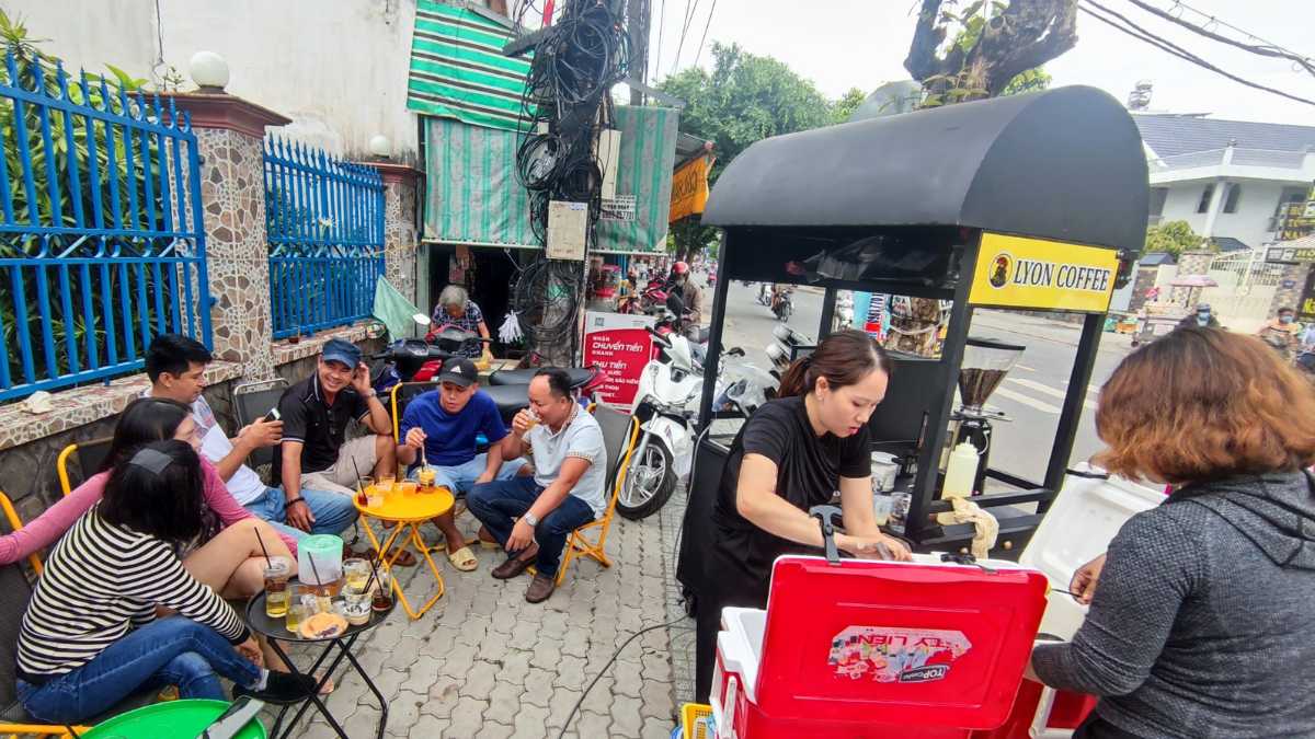 Barista sử dụng thùng đá 35 lít có vòi xả trong quán cà phê.