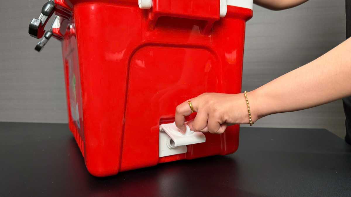 Thùng đá 35 lít có vòi xả, giữ lạnh lâu tan cho quán cà phê.