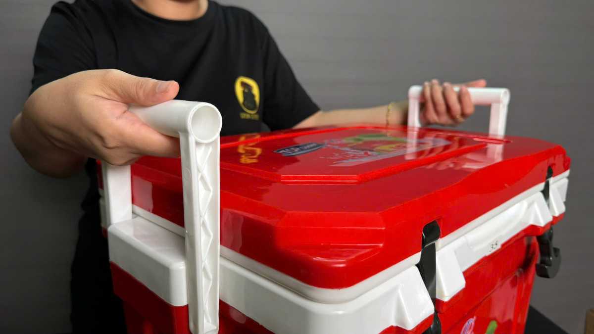 Thùng đá 35 lít có quai cầm chắc chắn, được quán cà phê tin dùng.