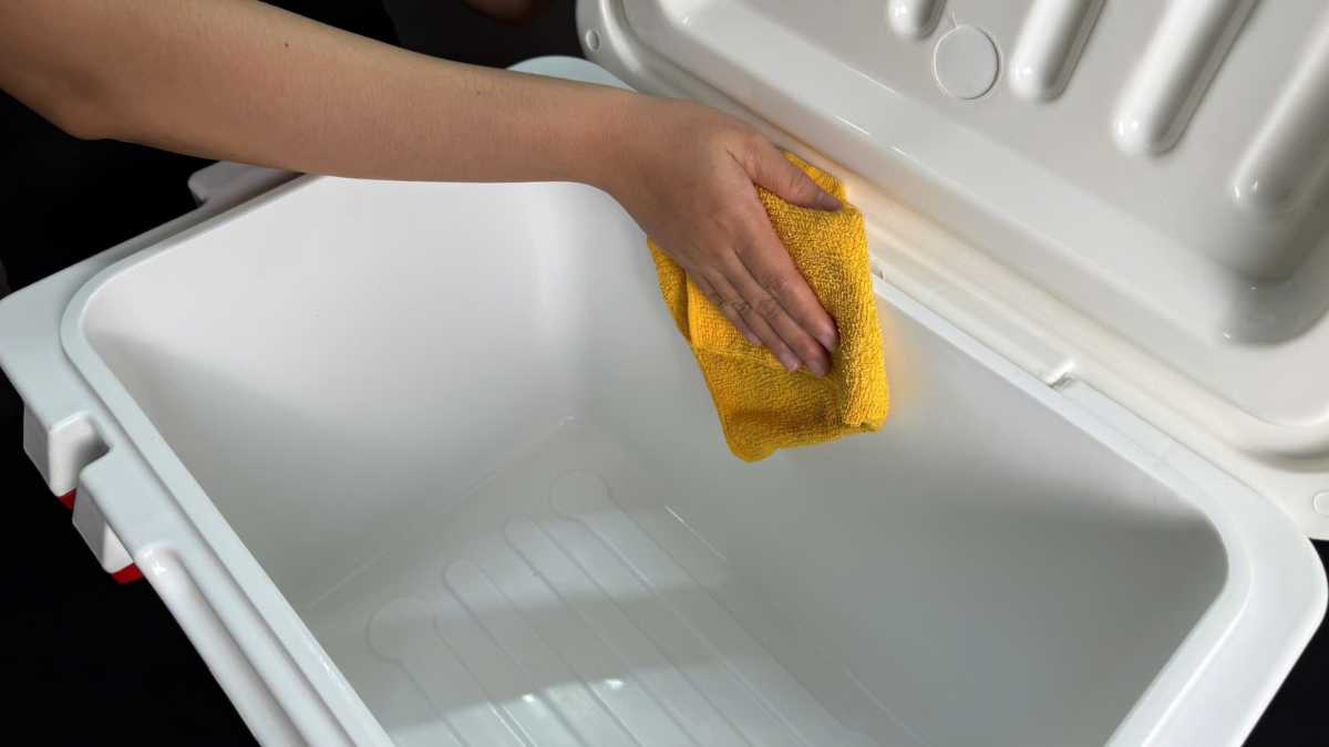 Hướng dẫn vệ sinh thùng đá 35 lít bằng nước và khăn mềm.