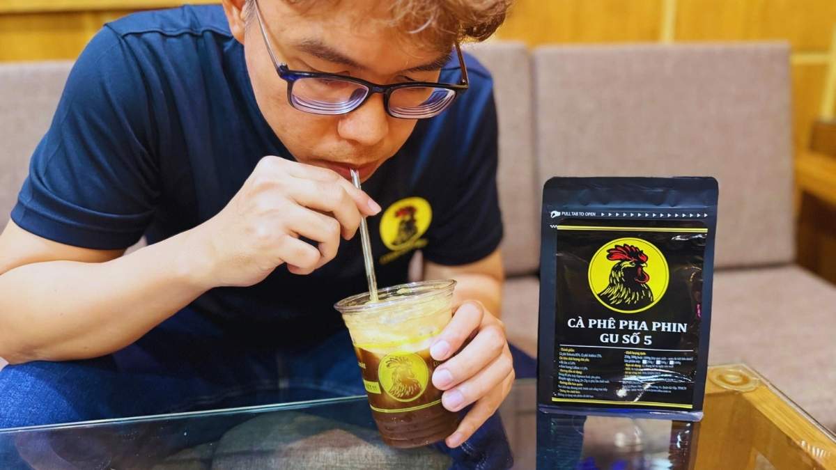 Khách hàng uống cà phê gu số 5 rang mộc, đậm và ít chua.