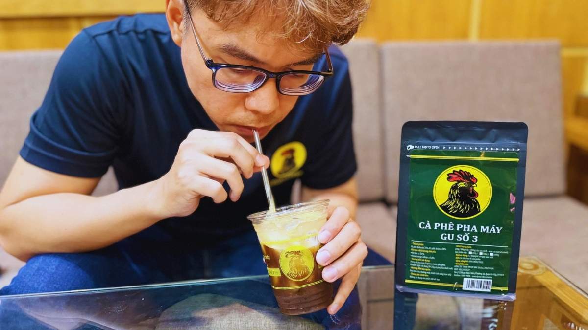 Quán take-away dùng Gu số 3 phục vụ đông khách với espresso đá