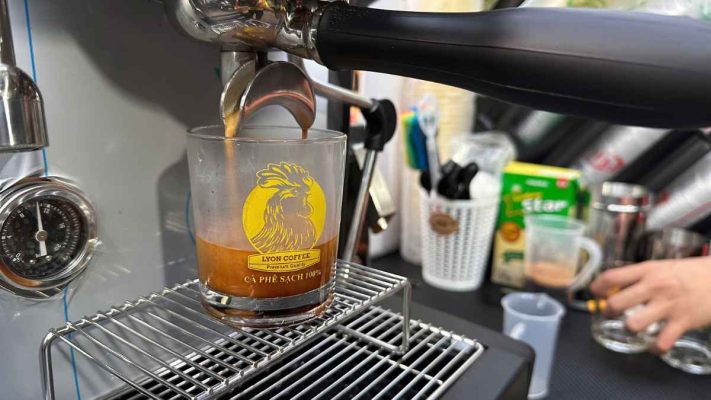 Espresso từ blend 90% Robusta và 10% Arabica, vị đắng rõ, hậu ngọt.