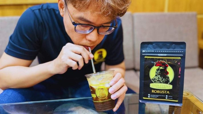 Nhân viên văn phòng thưởng thức cà phê Robusta đậm vị để bắt đầu ngày mới.