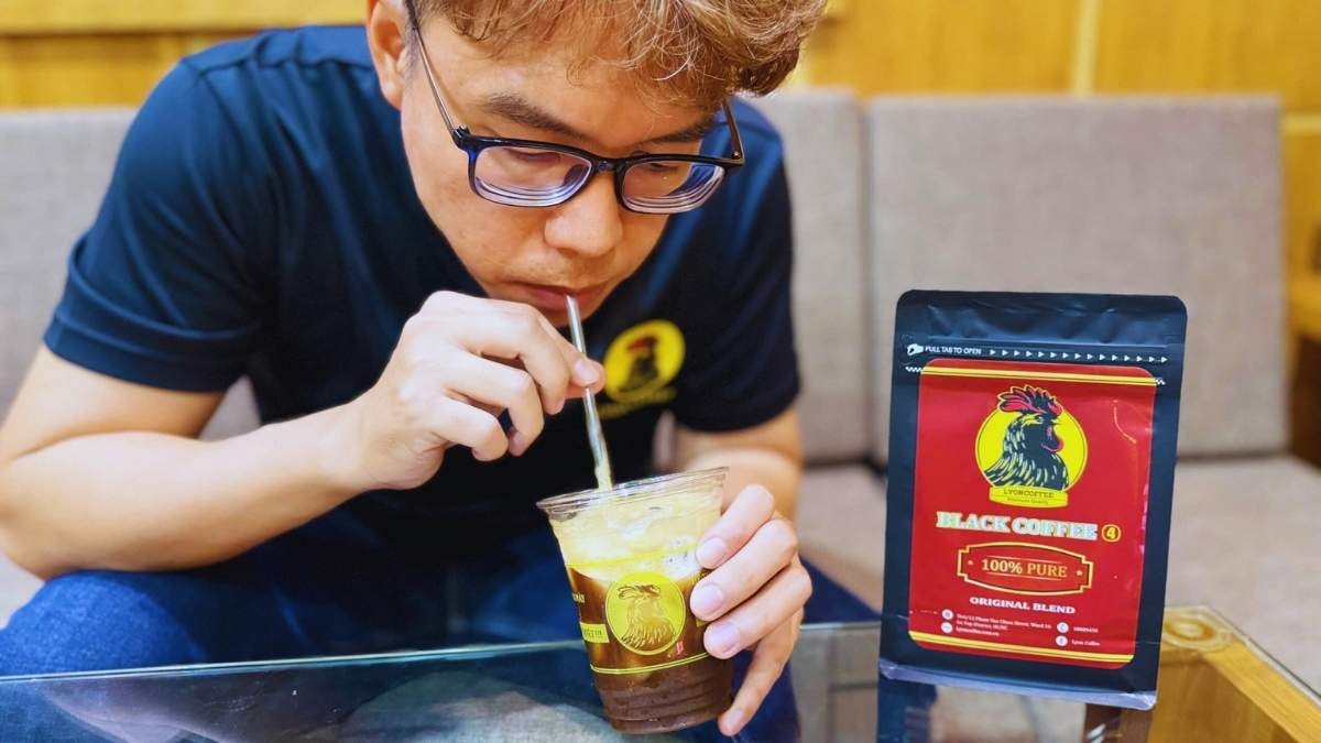 Khách hàng uống cà phê sữa đá gu số 4, vị đậm vừa dễ uống.