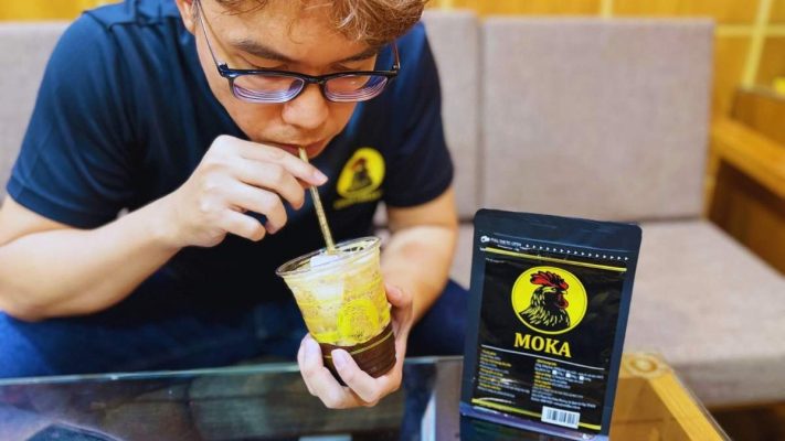 Barista hướng dẫn khách thử nếm cà phê hạt Moka Cầu Đất