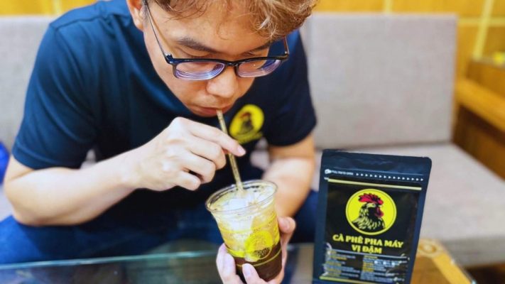 Nhân viên văn phòng uống cà phê pha máy blend gu đậm, tiện lợi buổi sáng.