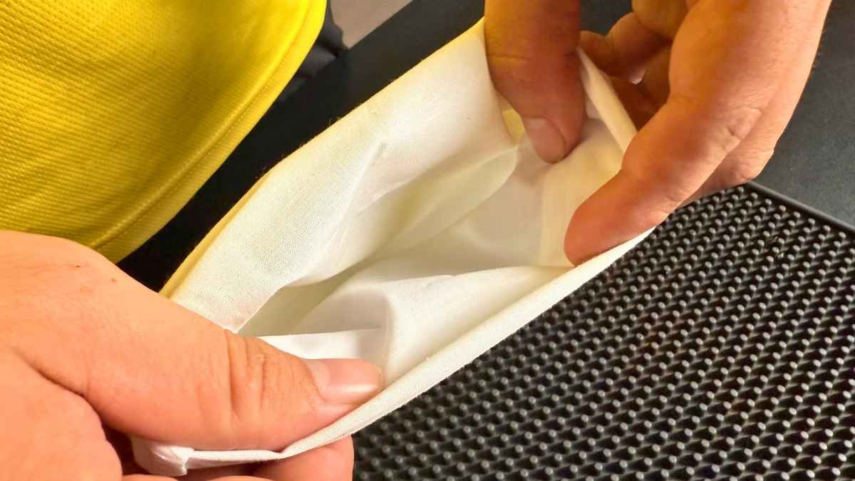 Vệ sinh túi lọc cotton pha trà cà phê bằng nước ấm và xà phòng dịu nhẹ