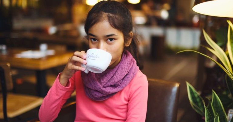 Con 12 tuổi uống cà phê có hại không