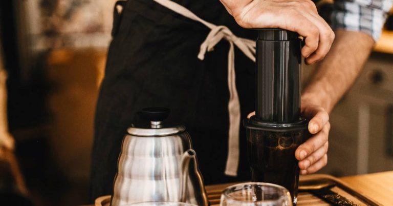 Pha cà phê bằng dụng cụ AeroPress đơn giản tại nhà