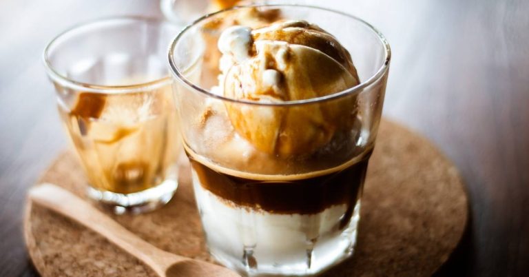 Cà phê kem Affogato với espresso nóng và kem vani