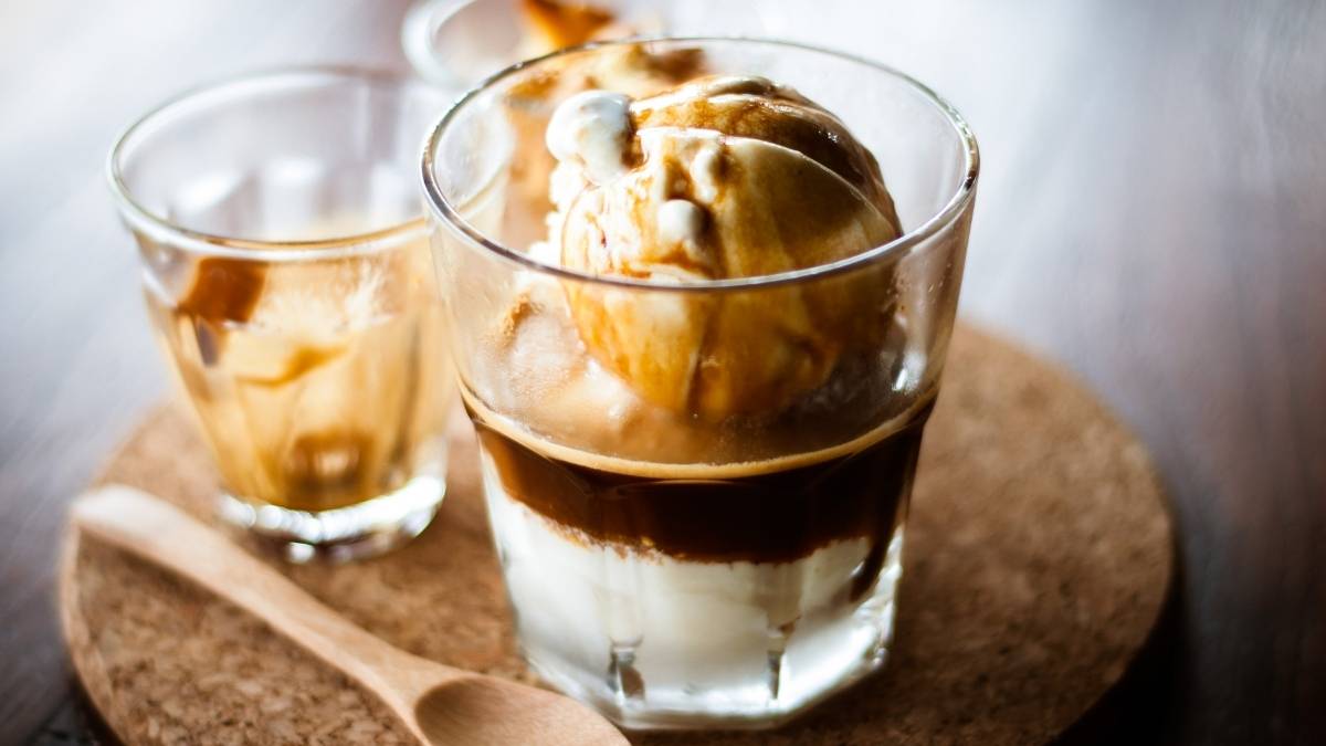 Cà phê kem Affogato với espresso nóng và kem vani