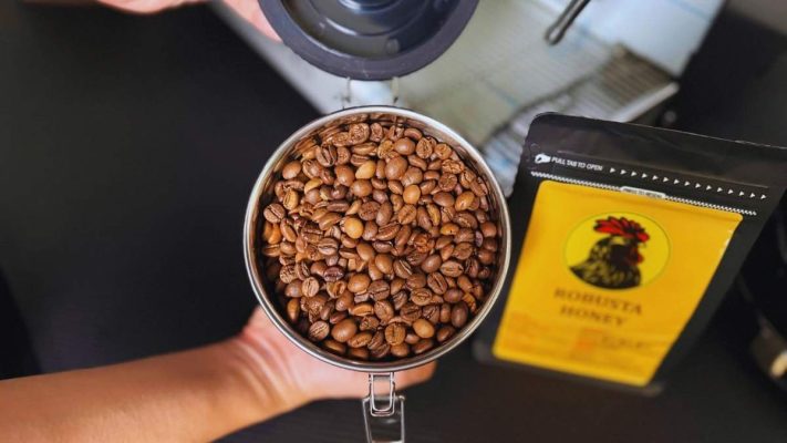Đóng gói cà phê Robusta Honey trong túi zip van 1 chiều tại xưởng Lyon Coffee