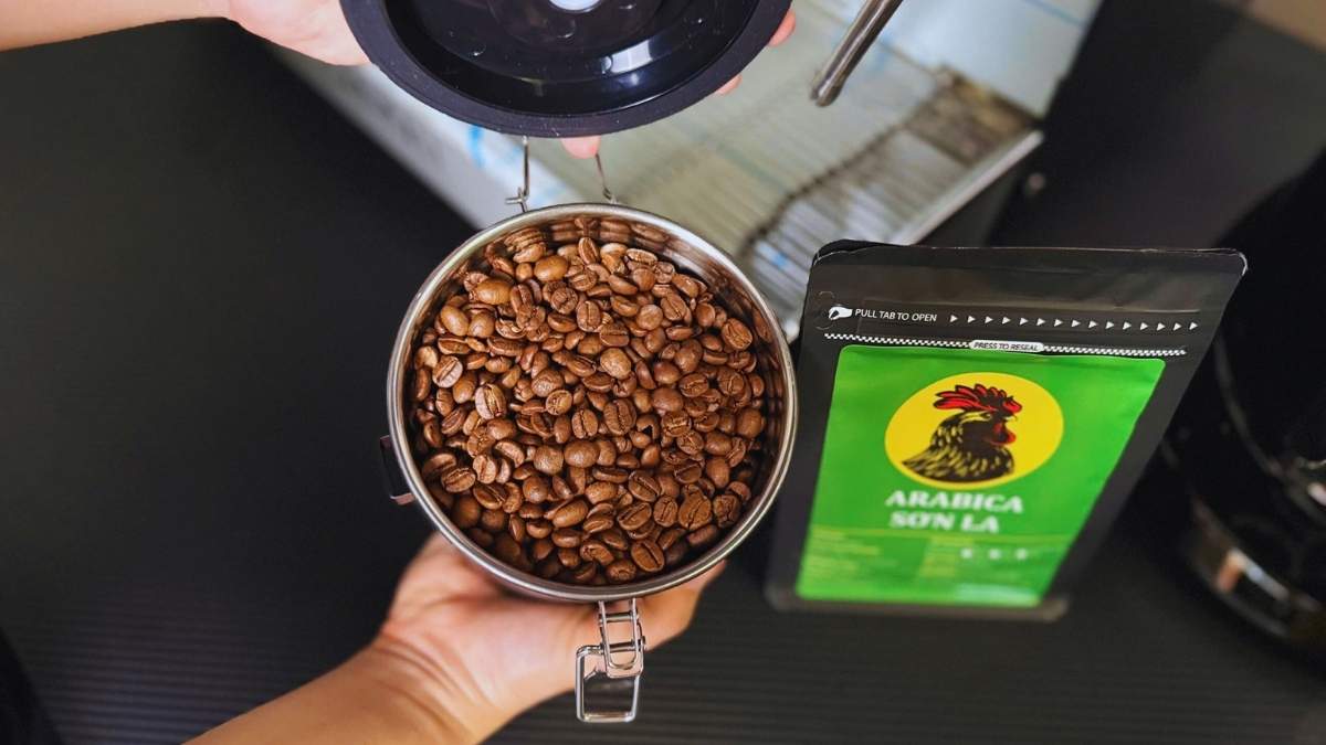 Bảo quản cafe bằng hũ kín van 1 chiều, tránh ánh sáng.