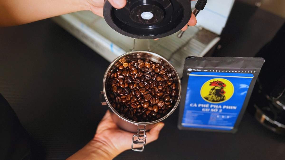 Hũ thủy tinh tối màu bảo quản cà phê gu số 2, giữ hương vị dịu và béo.