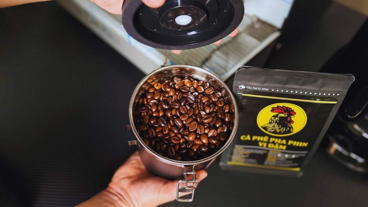 Hũ thủy tinh tối màu bảo quản cà phê phin rang đậm, giữ hương vị lâu dài.