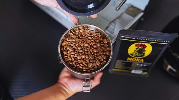 Tay đóng túi zip bảo quản cà phê tránh ánh sáng