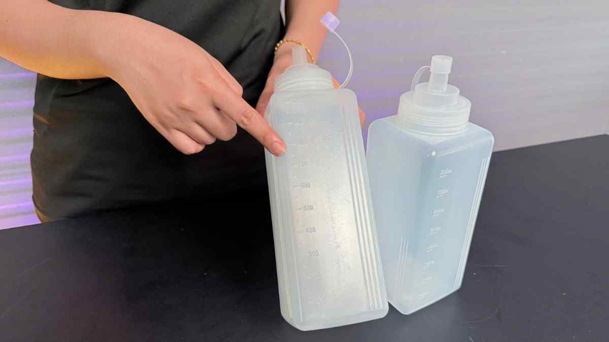 chai bóp đựng sốt kiểm soát lượng ra đều tay, giúp món lên vị ổn định mỗi ca