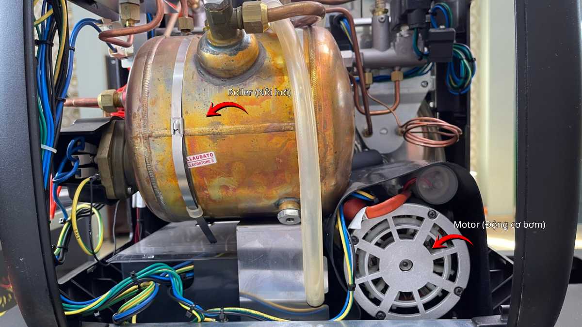 Động cơ Casadio tạo lực quay mạnh giúp duy trì áp suất chiết xuất ổn định