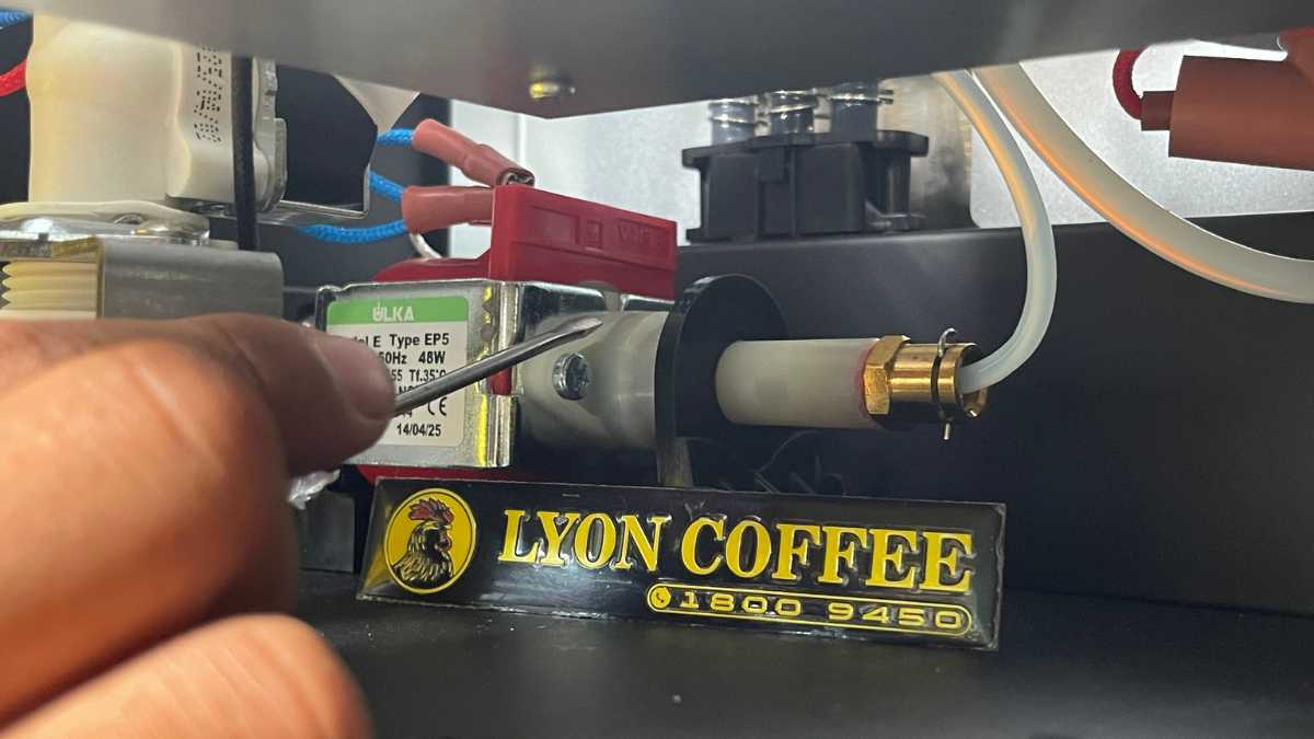 Bơm ULKA giúp duy trì áp suất 9 bar ổn định cho espresso chuẩn vị