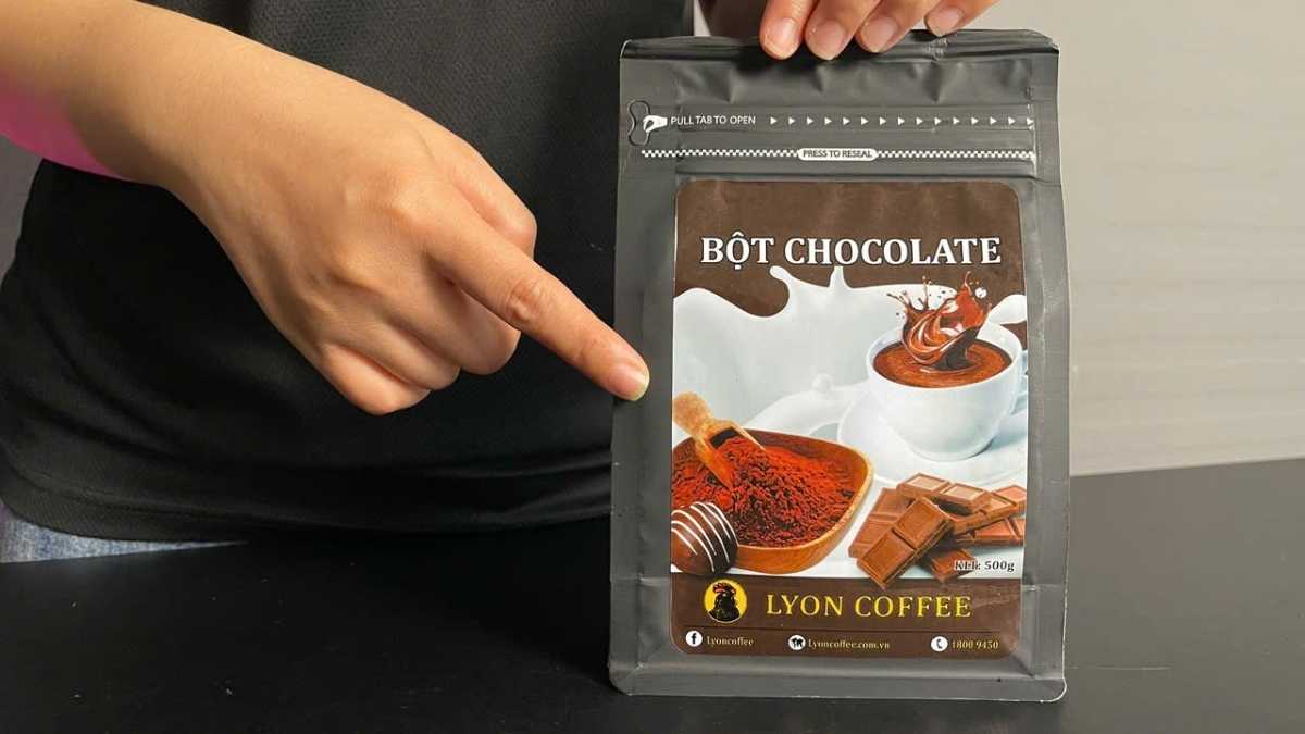 Logo Lyon Coffee in trên bao bì bột chocolate kèm tem VSATTP và ISO 22000