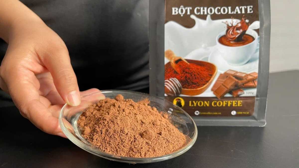 So sánh hai ly mocha: một dùng bột chocolate nguyên chất, một dùng cacao thường