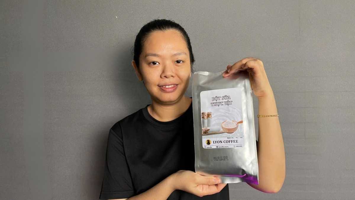 Túi bột sữa thực vật 1kg đặt cạnh ly trà sữa và cà phê sữa đá trên nền sáng