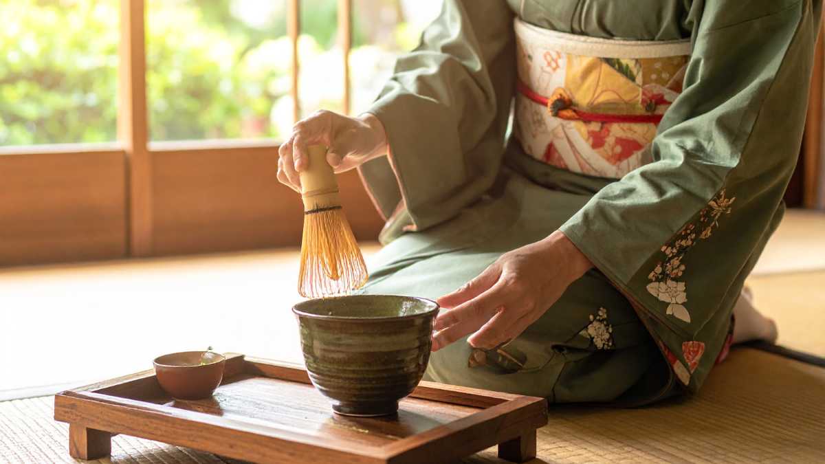 Barista Lyon Coffee đang pha trà sữa bằng bột sữa thực vật