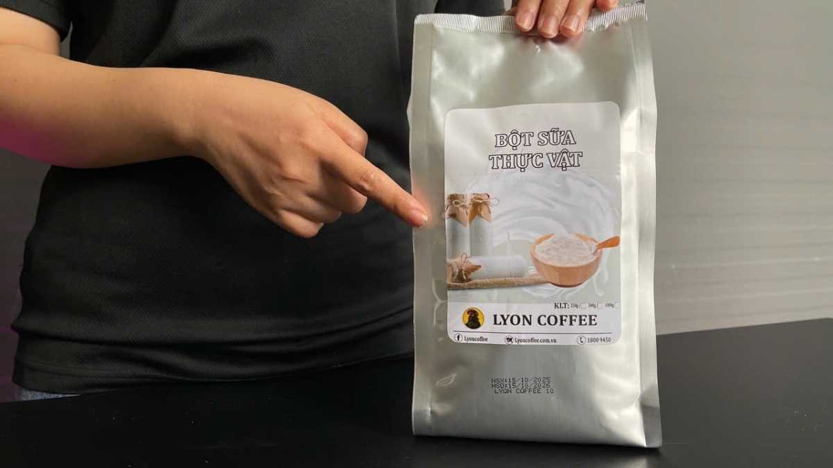 Logo Lyon Coffee cạnh bao bì bột sữa thực vật 1kg có tem VSATTP