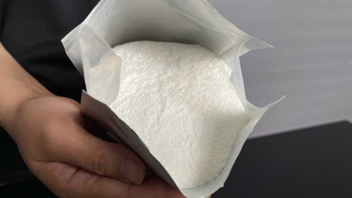 So sánh hai ly trà sữa: có và không dùng bột sữa thực vật