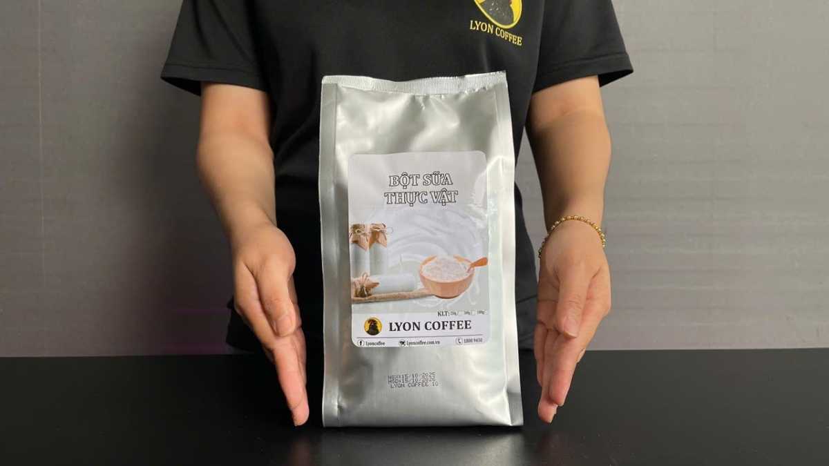 Túi bột sữa 1kg buộc kín miệng, đặt cạnh hũ đựng bột trong quầy bar