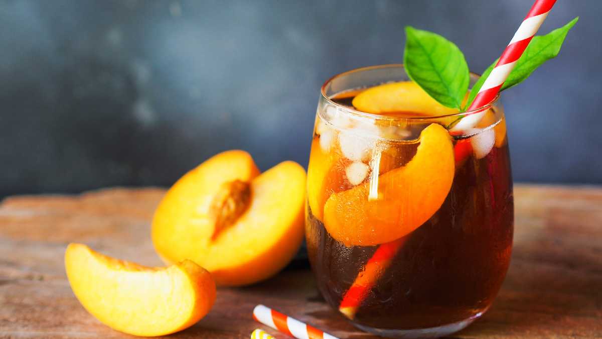 Barista Lyon Coffee pha trà đào trong quầy take-away buổi sáng