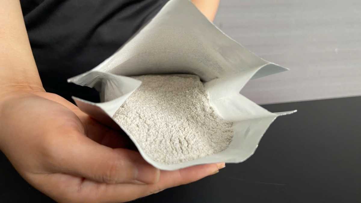 Hai ly trà đào: một pha bằng bột trà đào và một bằng trà ủ truyền thống