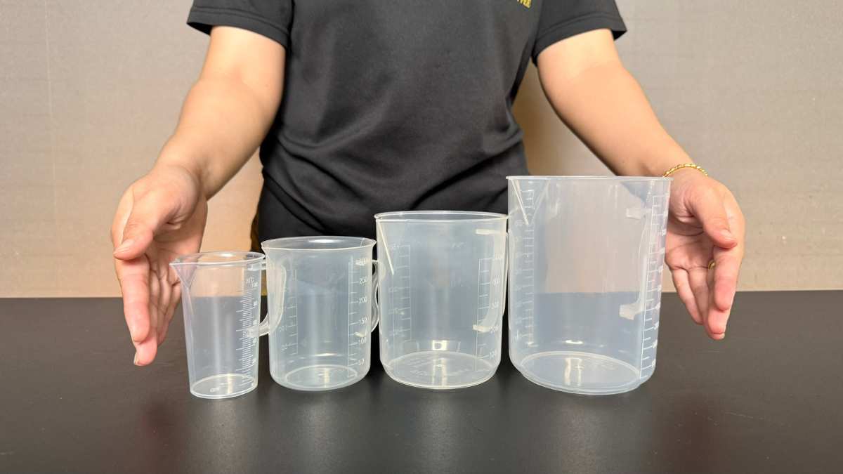 Ca đong định lượng nhựa PP trong suốt, vạch ml rõ ràng.
