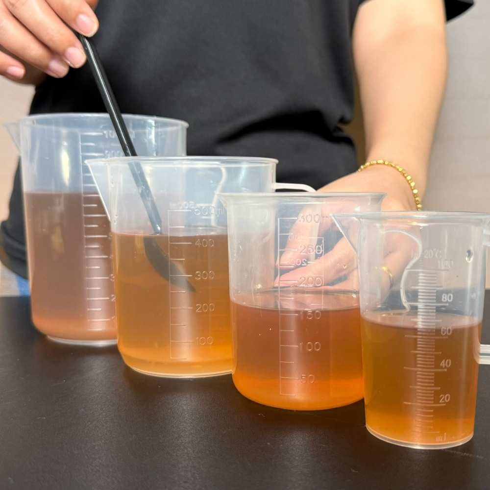 Ca đong định lượng có tay cầm và mỏ rót, nhiều dung tích khác nhau.