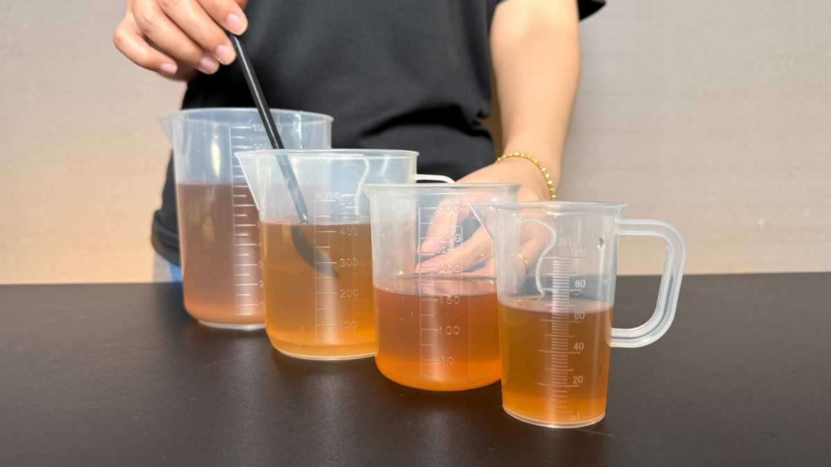 Barista dùng ca đong định lượng siro chính xác cho đồ uống.