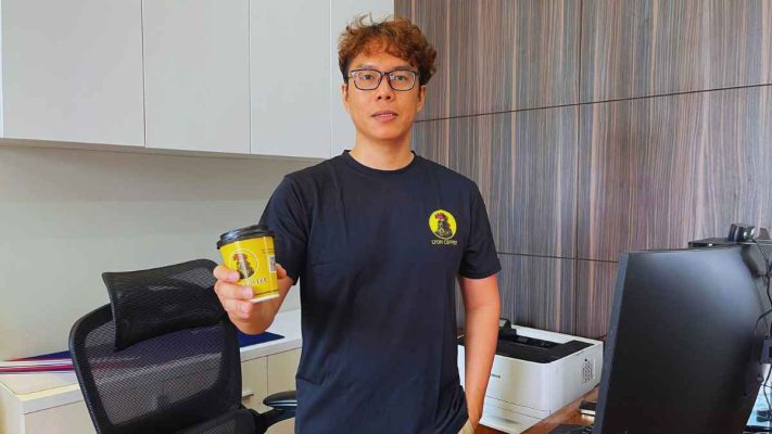 Nhân viên văn phòng pha phin với cà phê bột Culi rang xay sẵn.