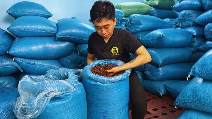 Chuyên gia thử nếm cà phê bột Culi, dòng hiếm chỉ chiếm 3–5% sản lượng.