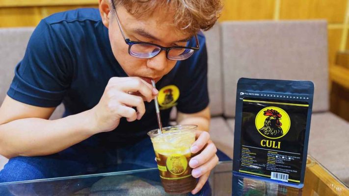 Ly cà phê phin từ bột Culi rang xay sẵn, vị đậm, hậu ngọt nhẹ.