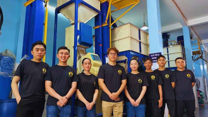 Công nhân kiểm tra quy trình xay và đóng gói cà phê bột Culi tại nhà máy.