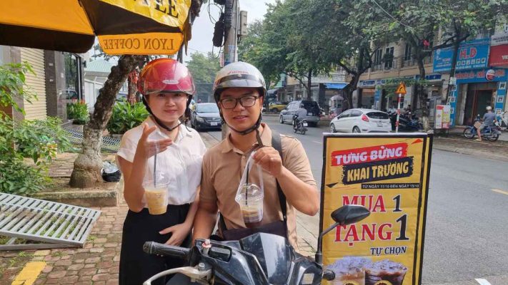 Quán nhỏ phục vụ cà phê bột Culi pha phin cho khách đông.