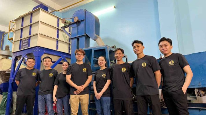 Nhân viên Lyon Coffee cam kết chính sách ưu đãi khi mua cà phê Robusta