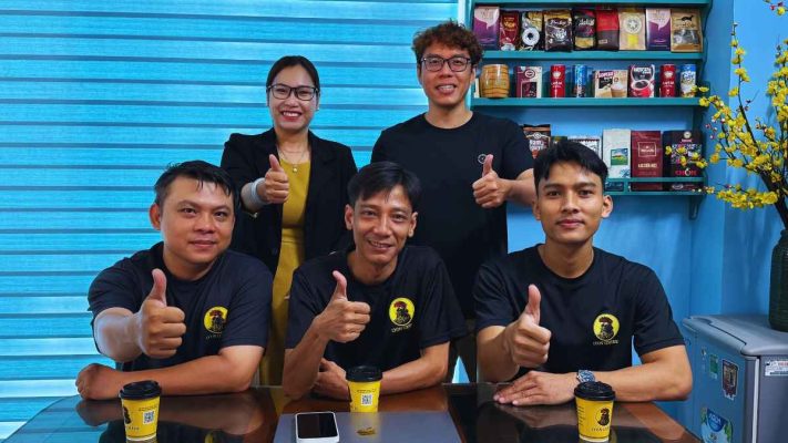 Hình ảnh tập thể Lyon Coffee thể hiện tinh thần gắn kết và hỗ trợ khách hàng