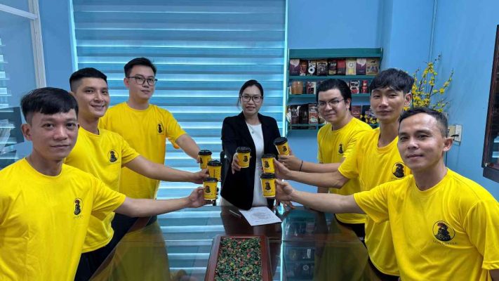 Nhân viên văn phòng thưởng thức cà phê