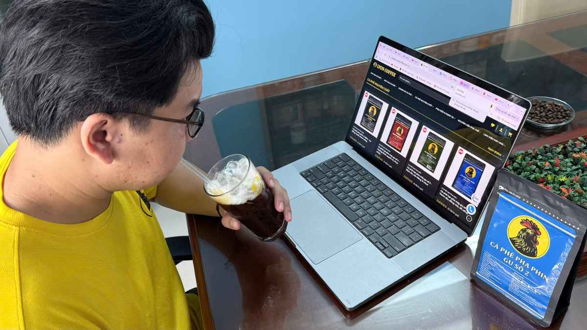 Nhân viên văn phòng uống cà phê gu số 2, dễ uống và cân bằng vị.