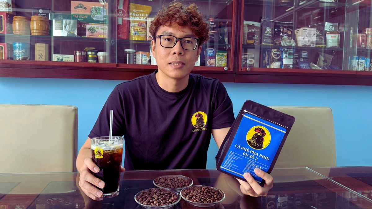 Ly cà phê phin gu số 2 màu nâu đen, vị đắng vừa, hương thơm dịu.