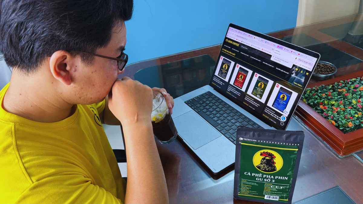 Nhân viên văn phòng thưởng thức cà phê phin gu số 3, vị đậm và hậu ngọt.