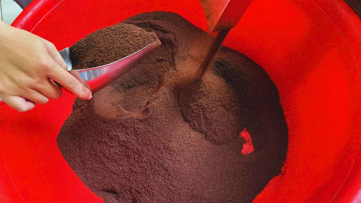 Nhân viên rang cà phê Medium-Dark cho gu số 3 đậm vị truyền thống.